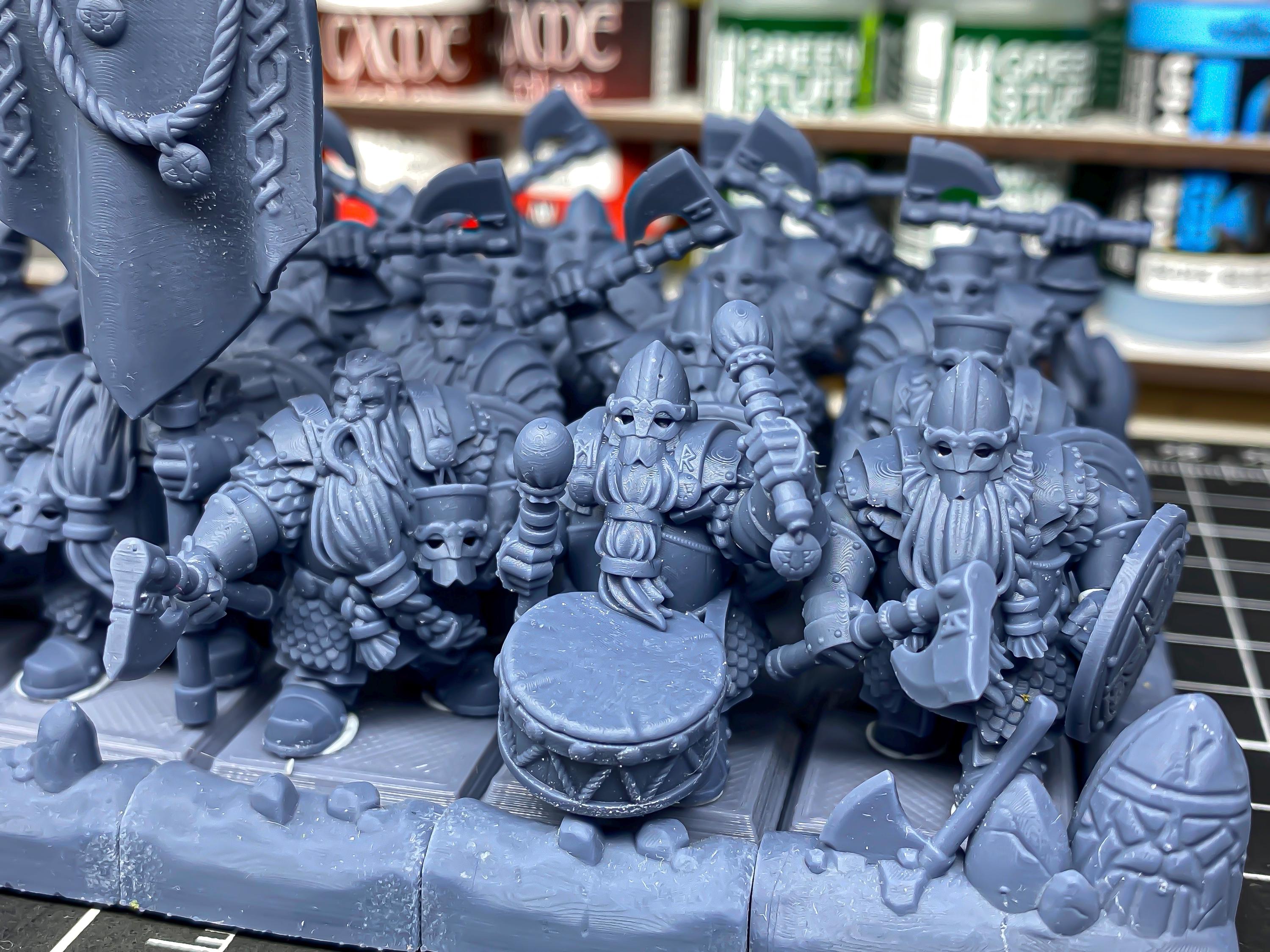 Dwarf Huscarls Unit - in 12k- by Highlands Miniatures