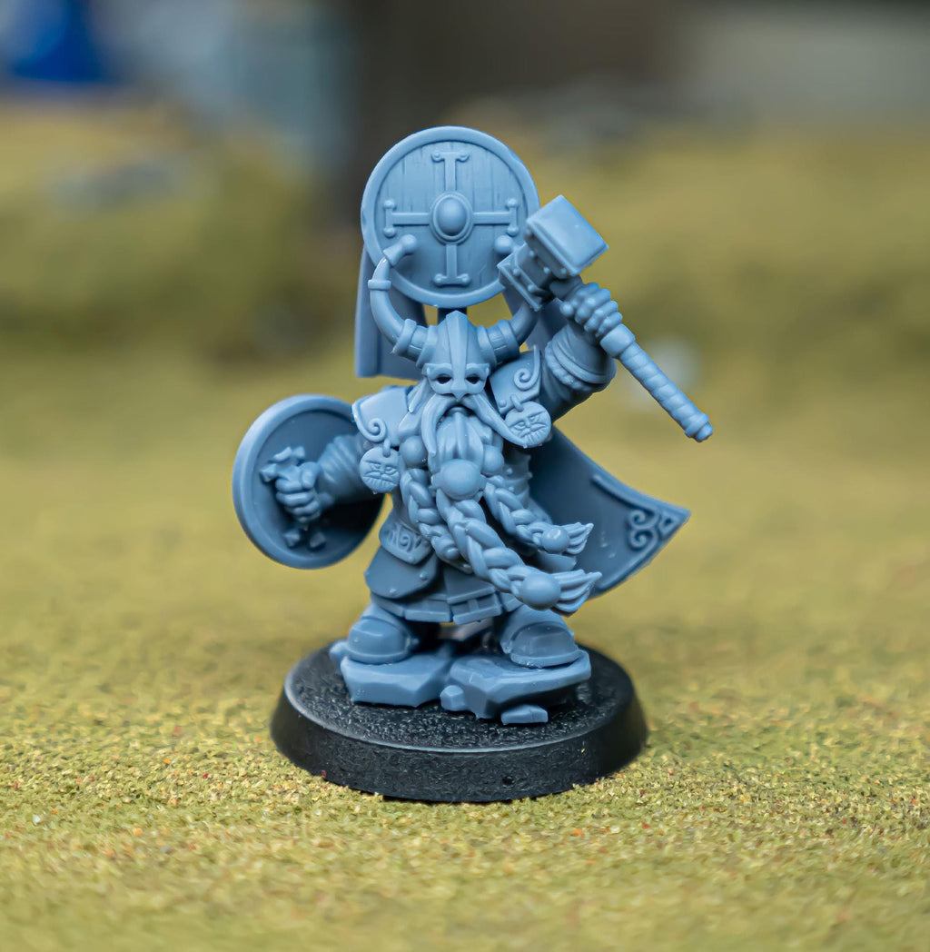 Dwarf Prince with Hammer and Shield  - in 12k- by Highlands Miniatures