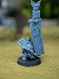 Dwarf Lord with Battle Banner  - in 12k- by Highlands Miniatures